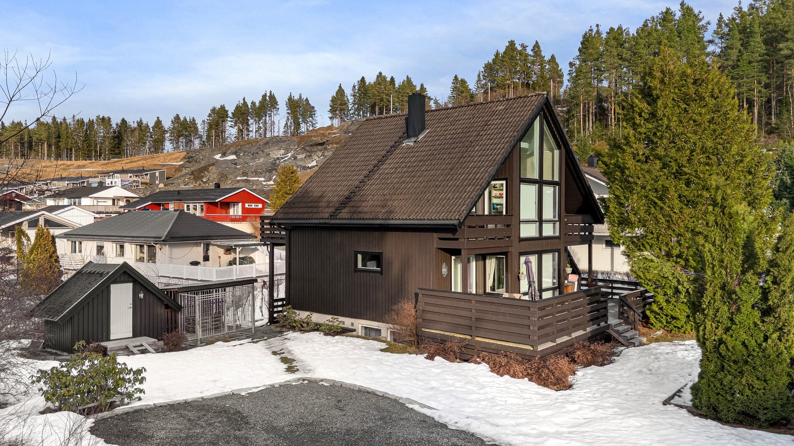 Rikelig med parkeringsmuligheter på eiendommen Galleribilde