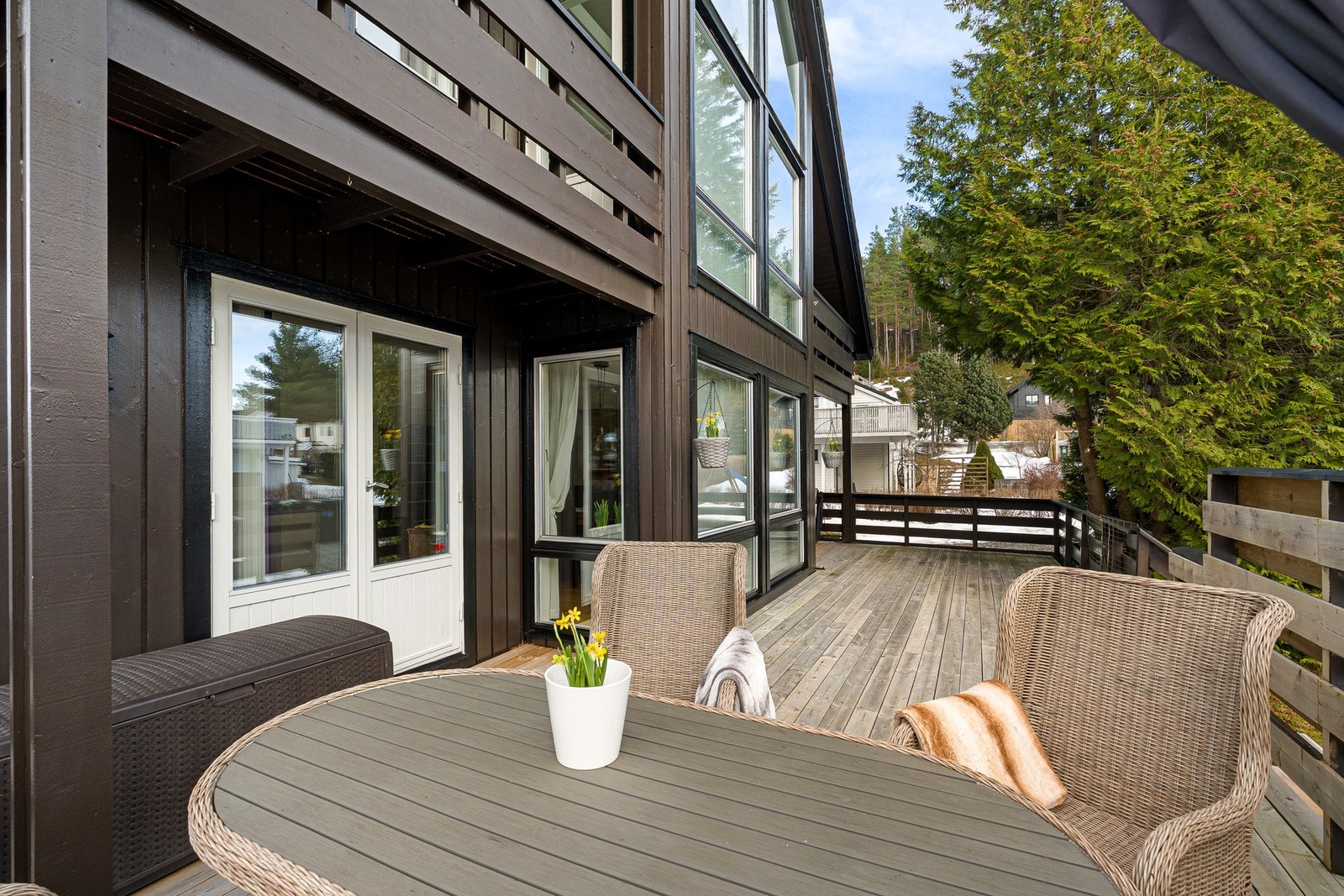 Flott og solfylt terrasse med gode møbleringsmuligheter Galleribilde