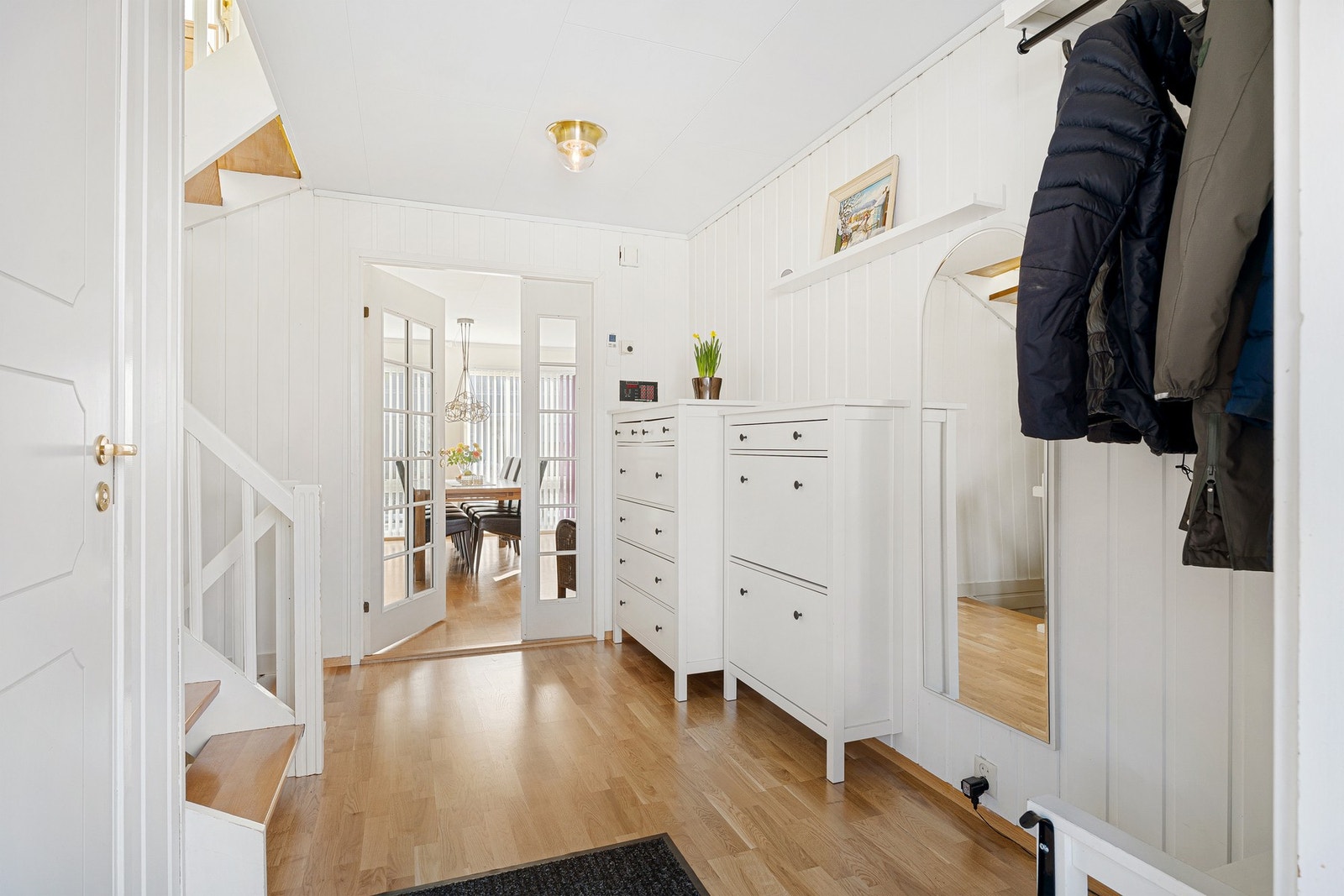 Romslig og oversiktlig gang med wc til venstre i bildet Galleribilde