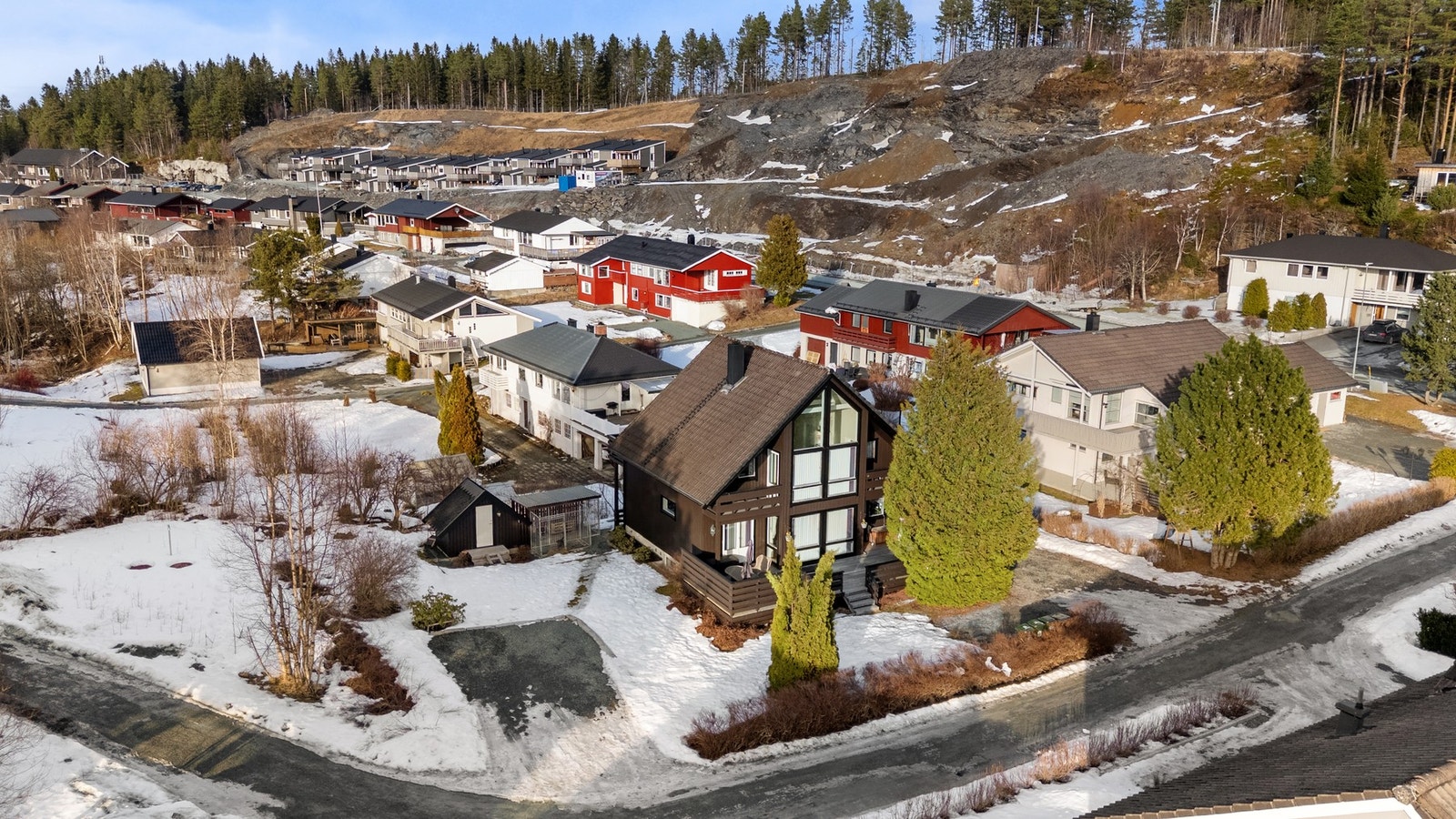 Dronefoto av nabolaget. Boligen ligger i enden av en vei med gjennomkjøring forbudt Galleribilde