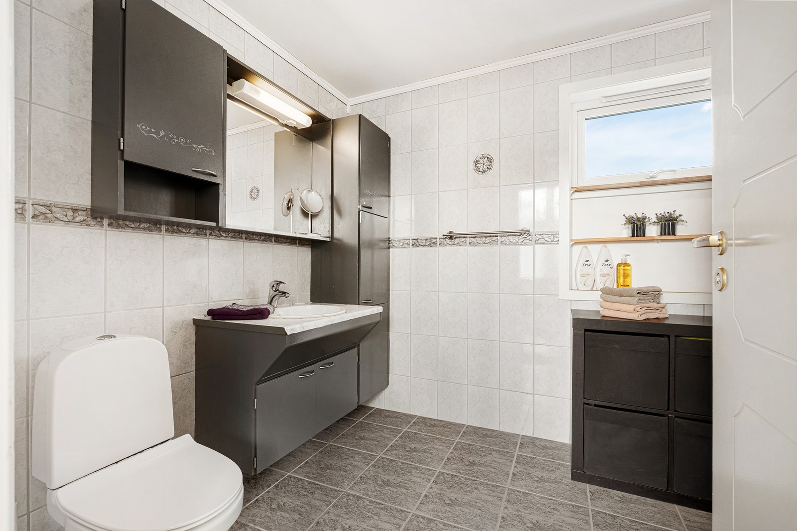 Romslig hovedbad i loftetasjen Galleribilde