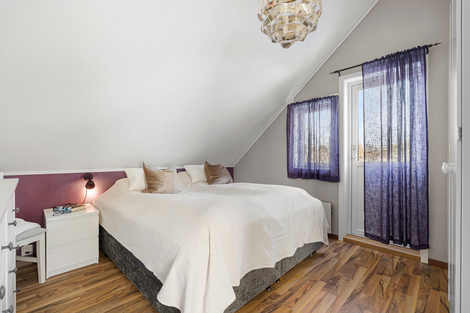 Soverom med utgang til balkong Galleribilde