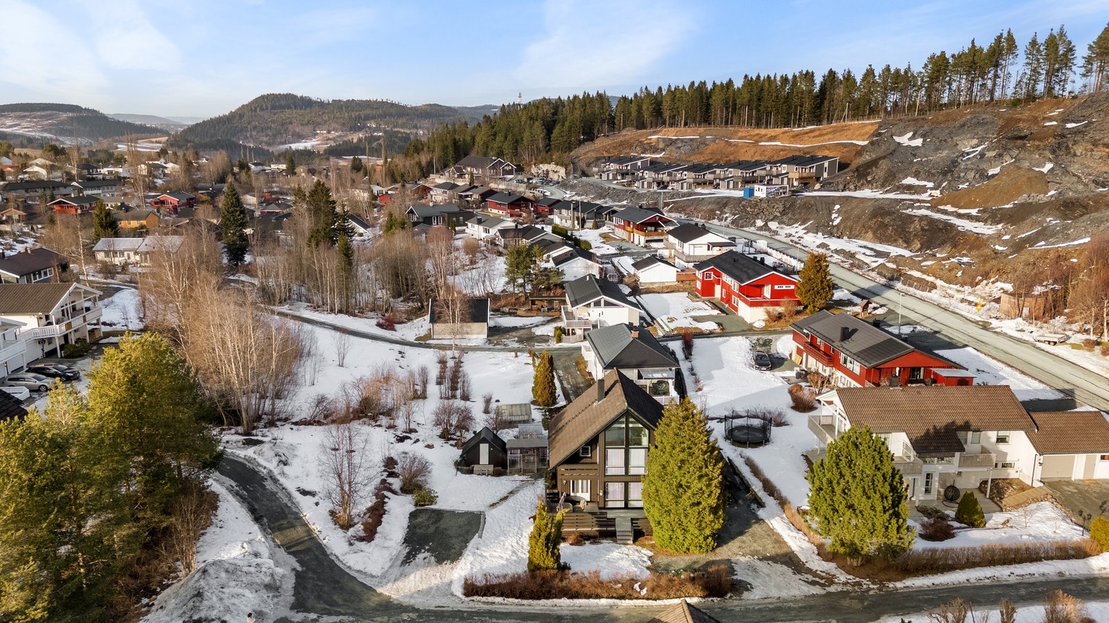 Eiendommen grenser til grøntområde mot vest. Galleribilde