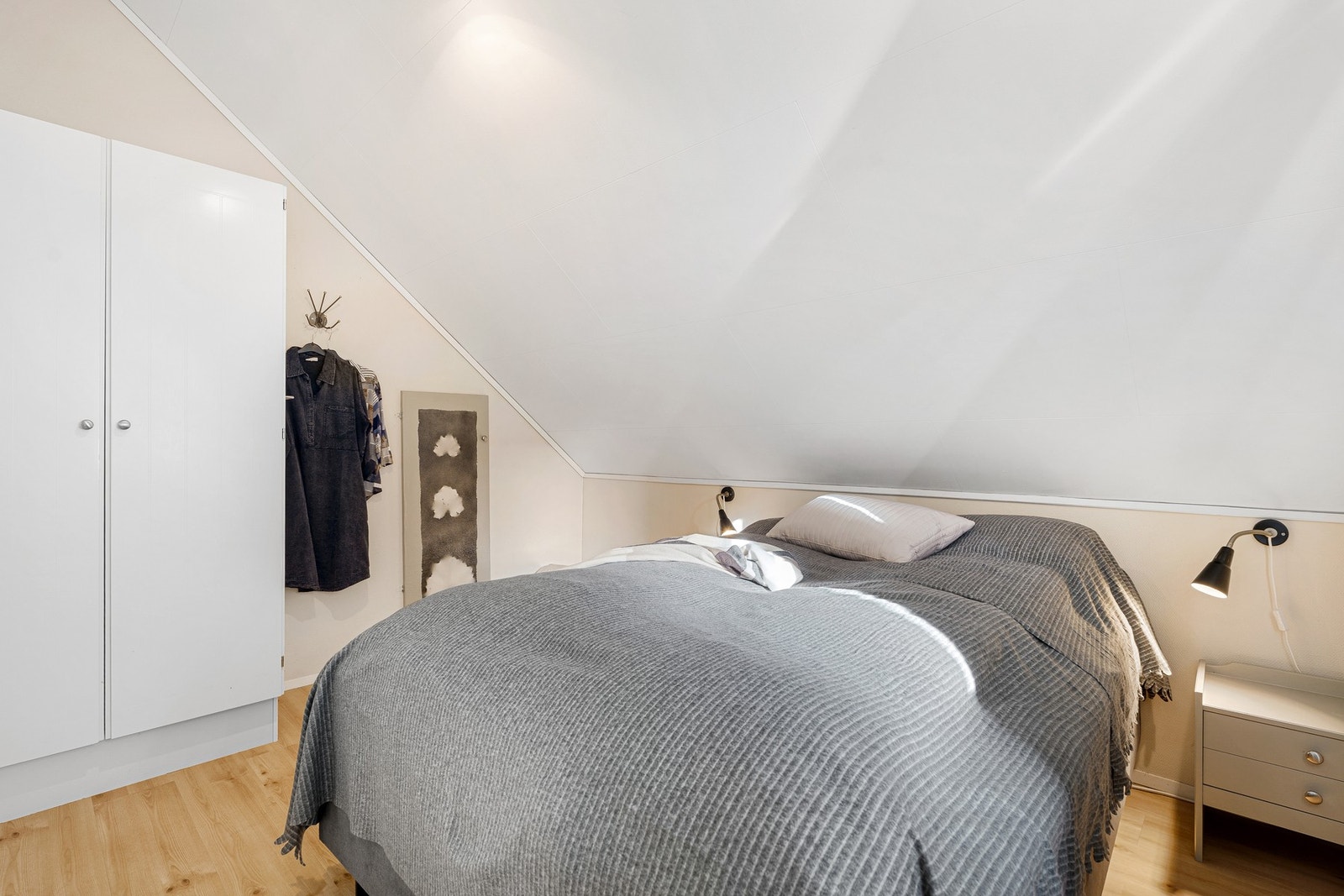 Garderobeskap medfølger Galleribilde