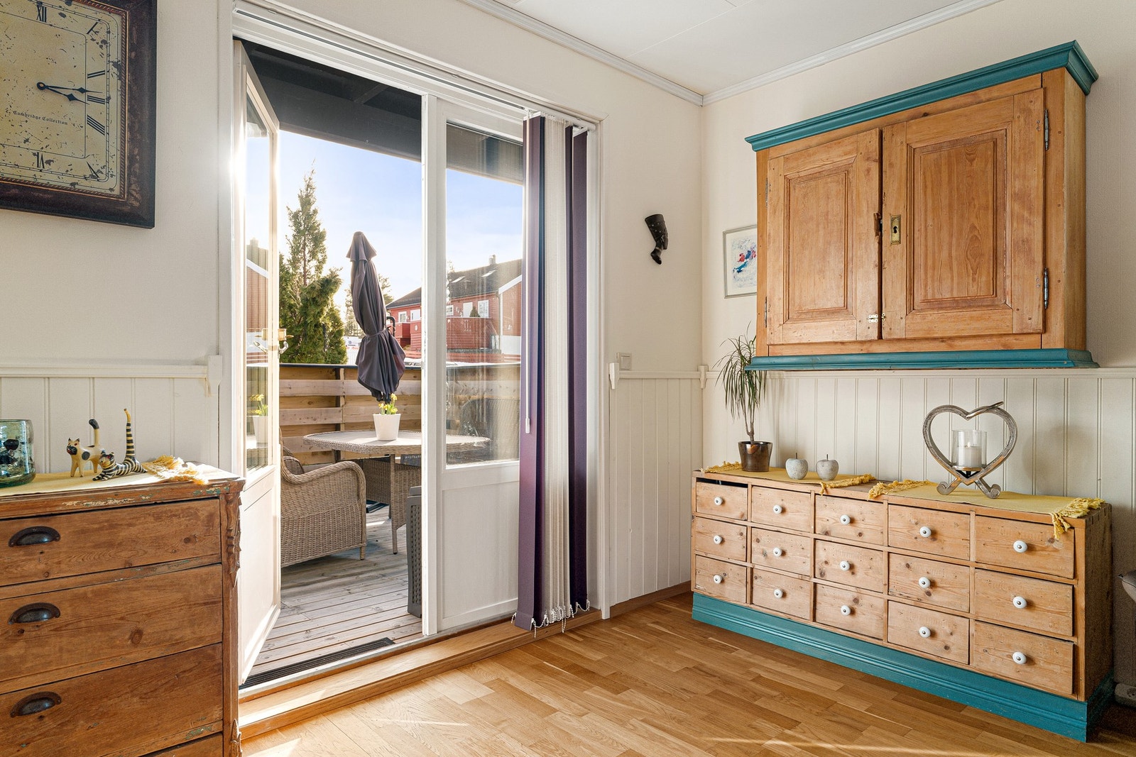 Velkommen inn til en lys og trivelig stue Galleribilde