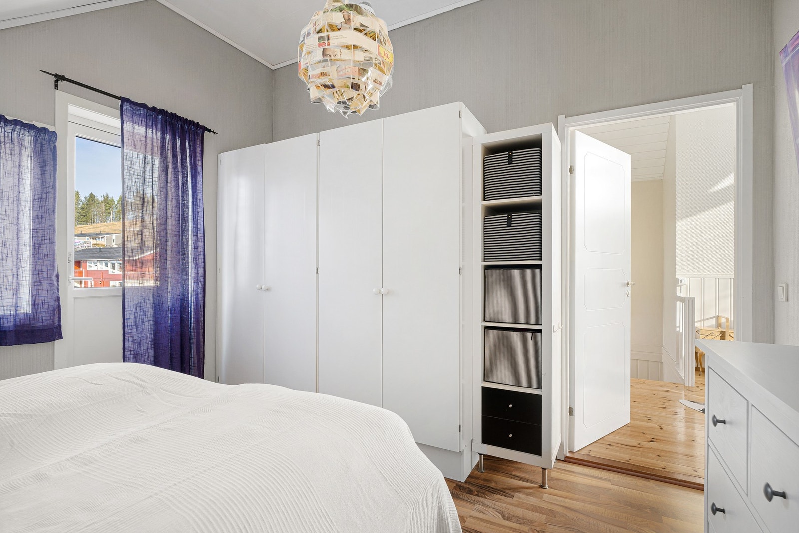 Garderobeskap medfølger Galleribilde