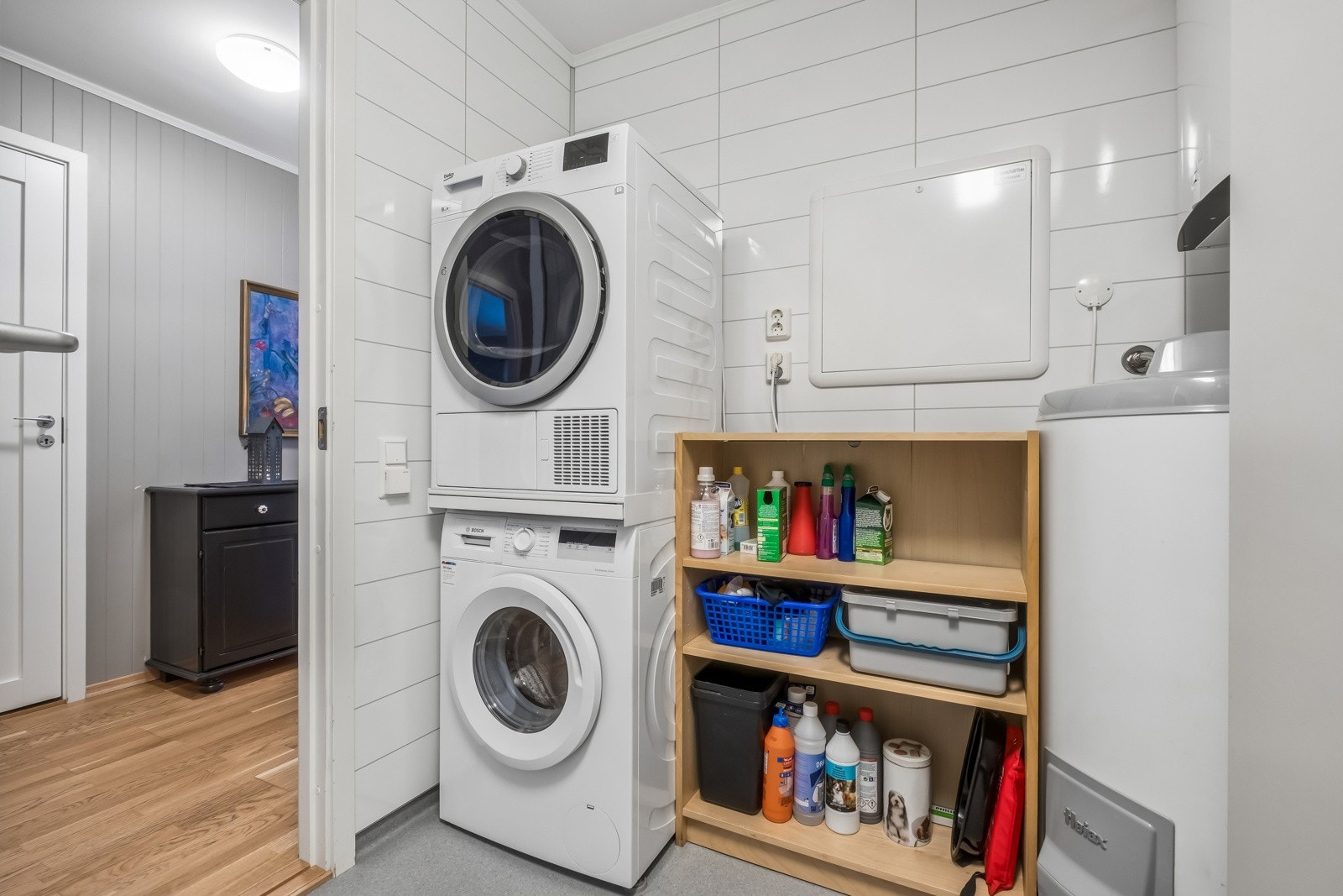 Praktisk vaskerom i tillegg til bad og eget gjestetoalett Galleribilde