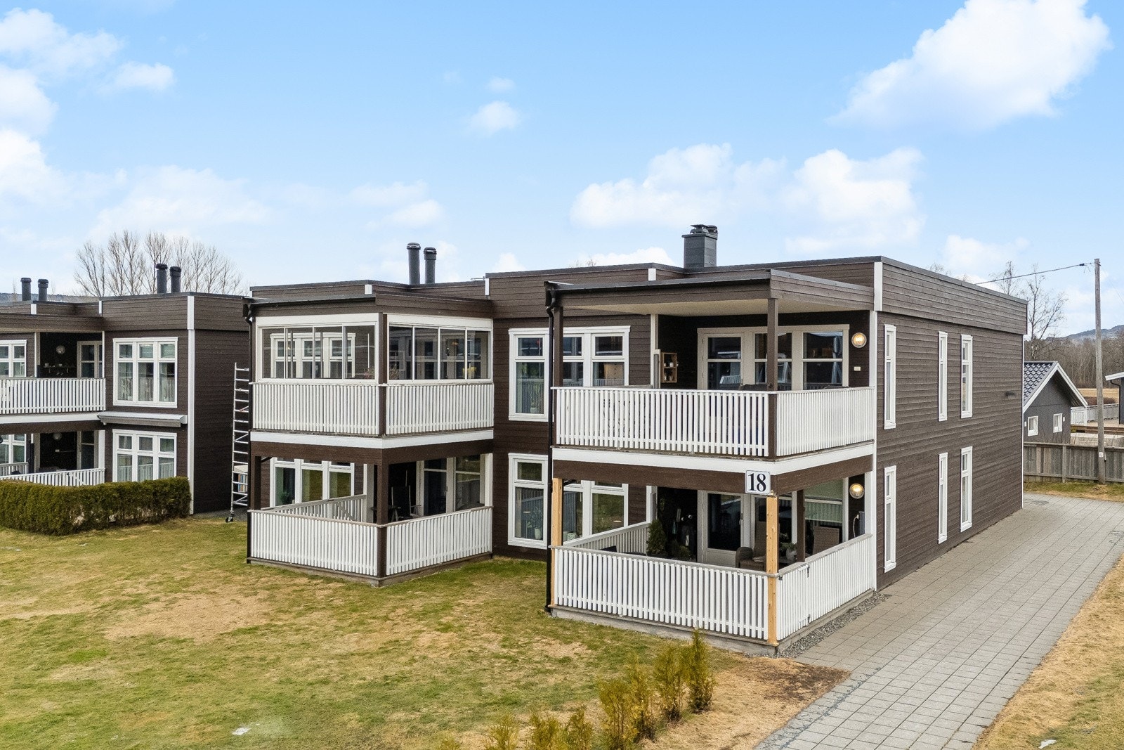 Takoverbygd veranda med gode solforhold. Galleribilde