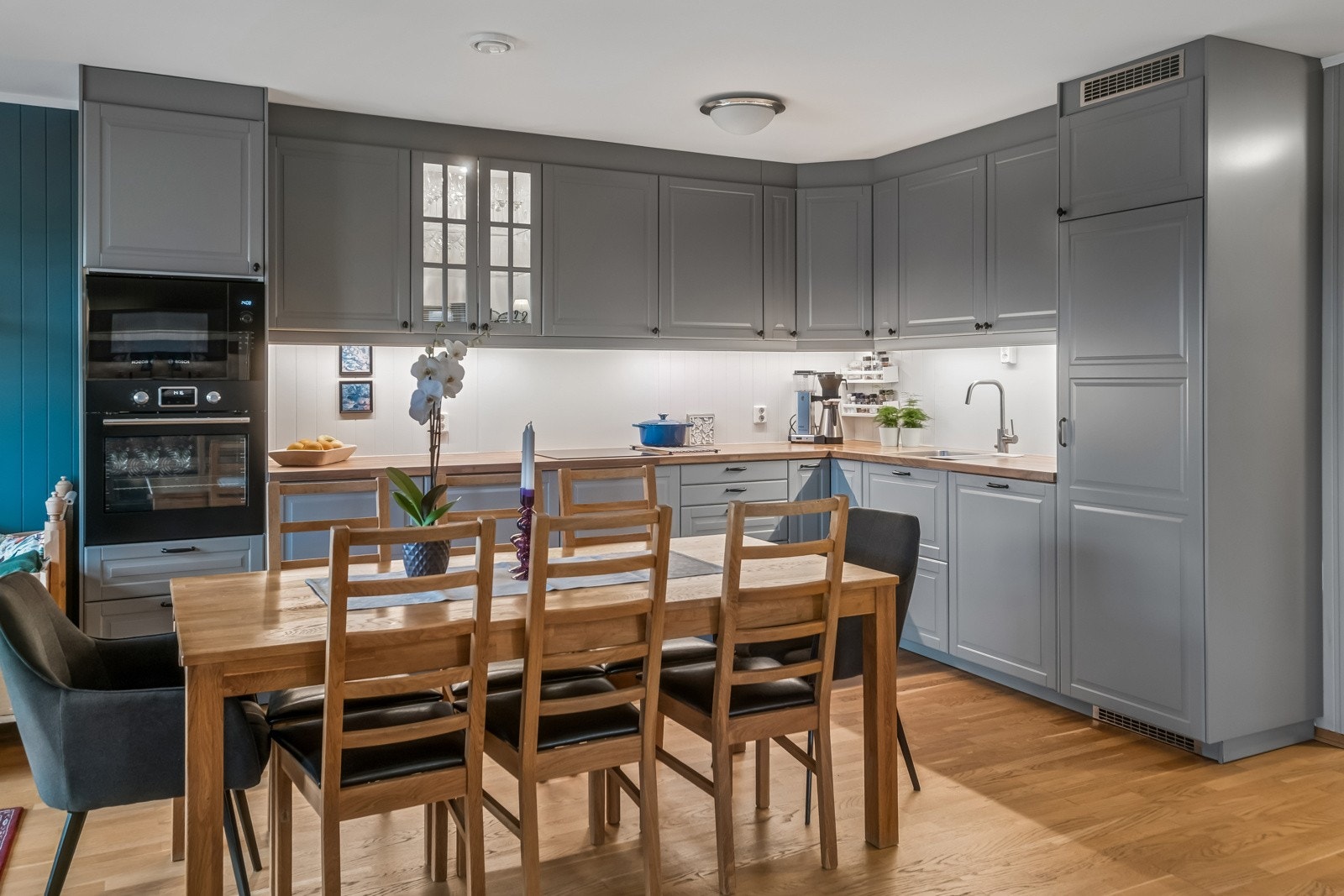 Oppgradert kjøkken fra 2018 med integrerte hvitevarer Galleribilde