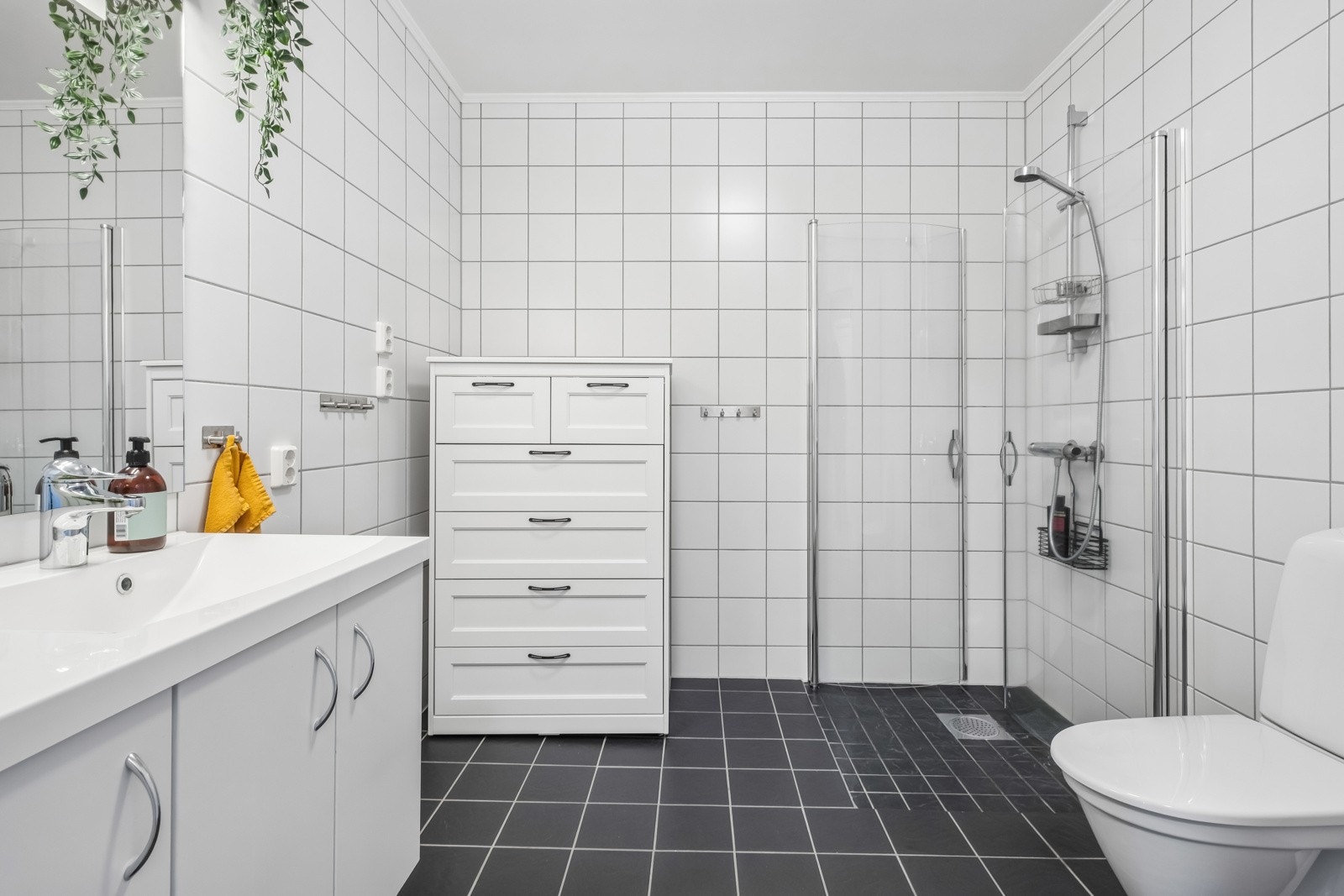 Flislagt bad asv god størrelse med bl a ekstra høyskap montert i 2018 Galleribilde