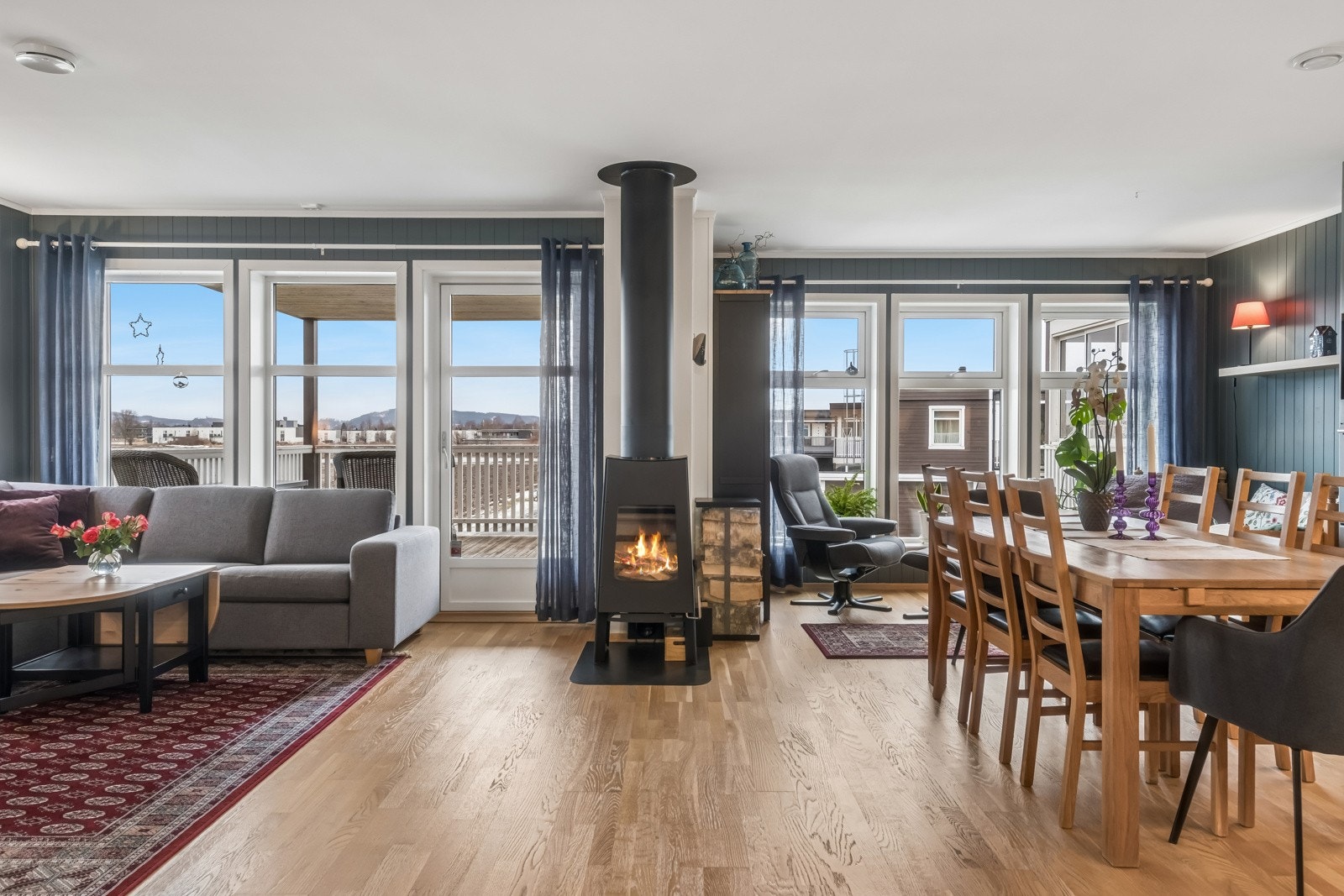 Stue med trivelig vedfyring. Galleribilde