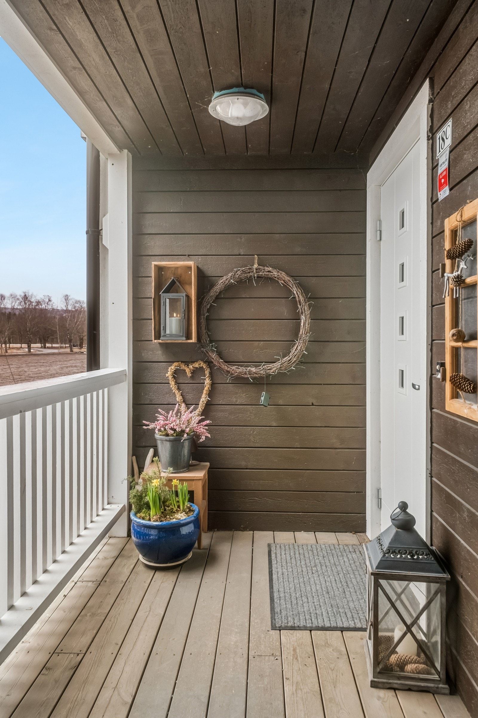 Fin plassering i enden med takoverbygd inngangsparti Galleribilde