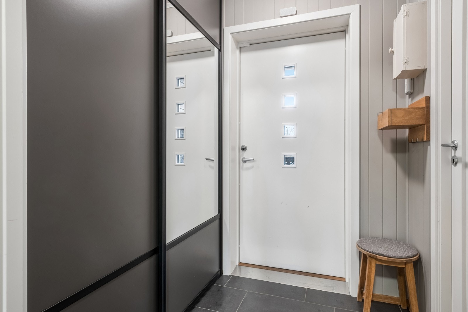 Montert 2 stykk skyvedørsgarderober med godt med lagringsplass i 2018 i yttergang Galleribilde