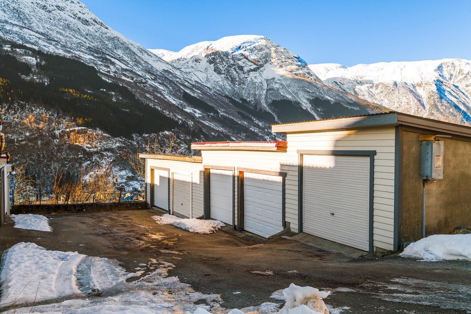 Garasje like ved eiendommen. Galleribilde