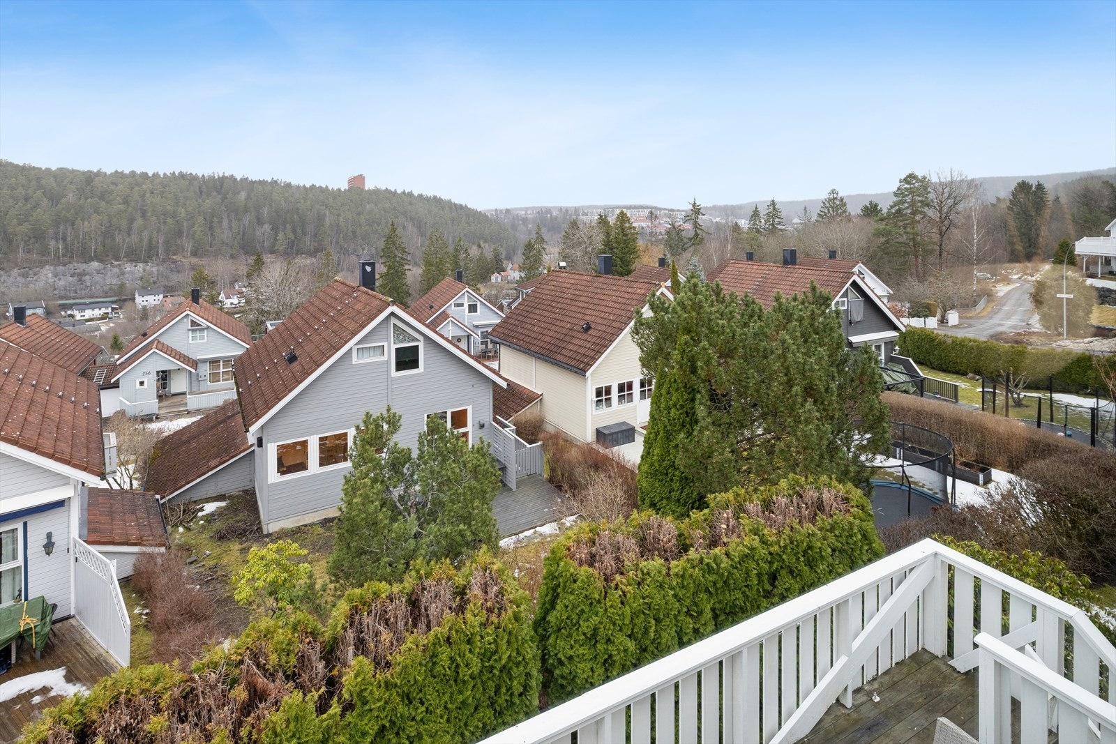 Utsikt fra balkongen om vinteren mot grønne, rolige omgivelser. Galleribilde