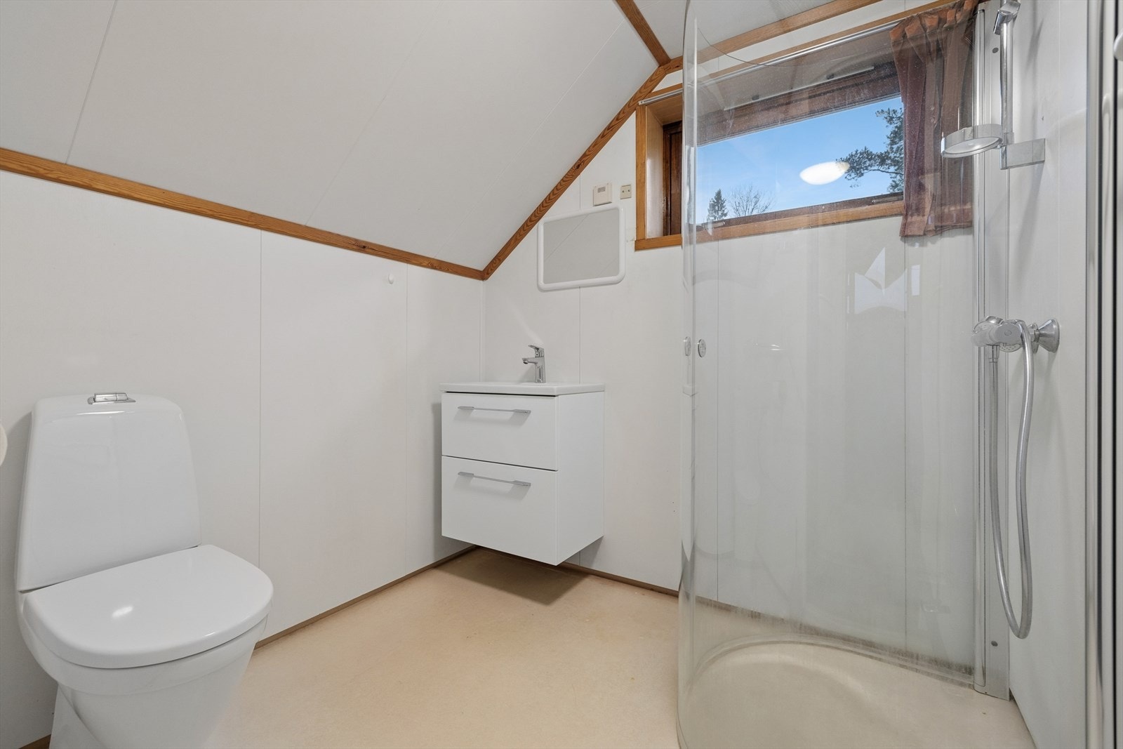 I 2. etasje er det et romslig bad som inneholder veggmonterte dusjvegger, dusj direkte på gulv med termostat batteri, klosett, servant med skuffer og speil. Det ble montert dusj, nytt toalett og nye vasker på badet i 2020. Galleribilde