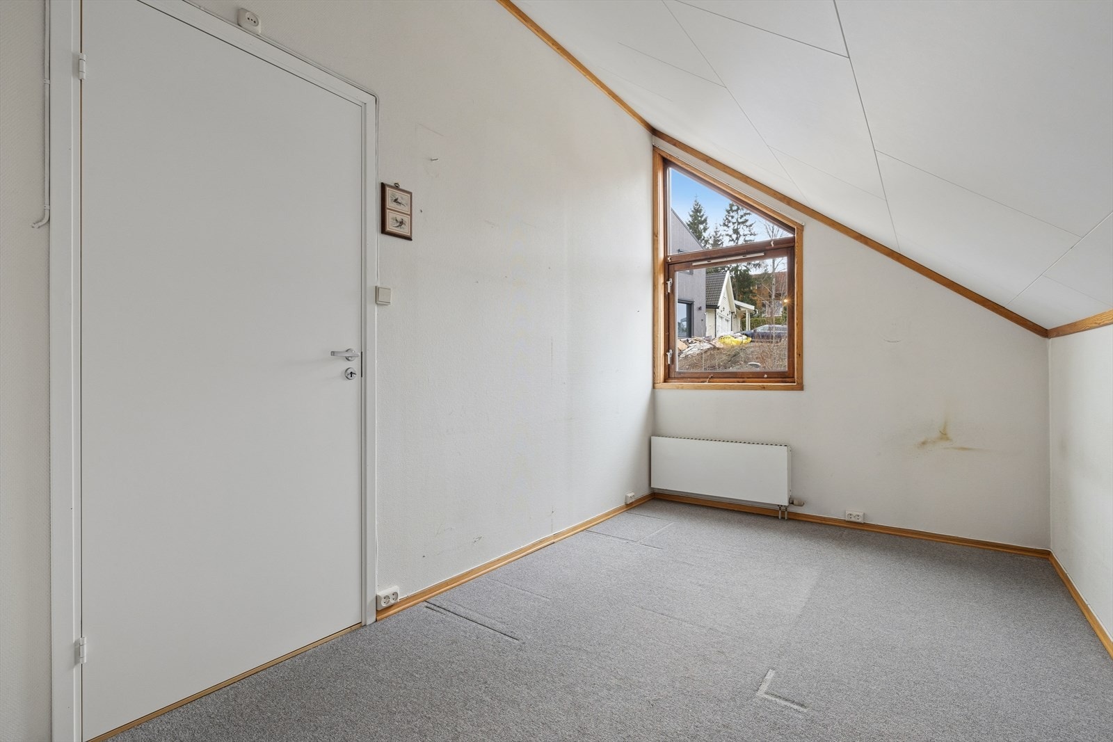 Boligen byr på 3 soverom, hvorav et er plassert i 2.etasje. Rommet har god plass til seng med tilhørende nattbord, og vinduer som slipper inn godt med dagslys og gir en fin belysning. God oppbevaringsplass i bod/knevegg. Galleribilde