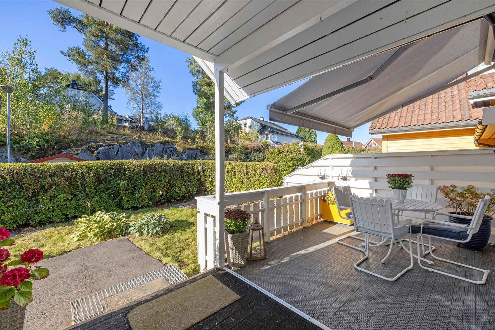 Boligen har hyggelig adkomst med inngang fra 1. etasje. Fin, sydvendt terrasse ved boligens inngangsparti på ca 14m² hvor dere kan sitte og ta en kaffe samtidig som barna leker ute i hagen. Galleribilde