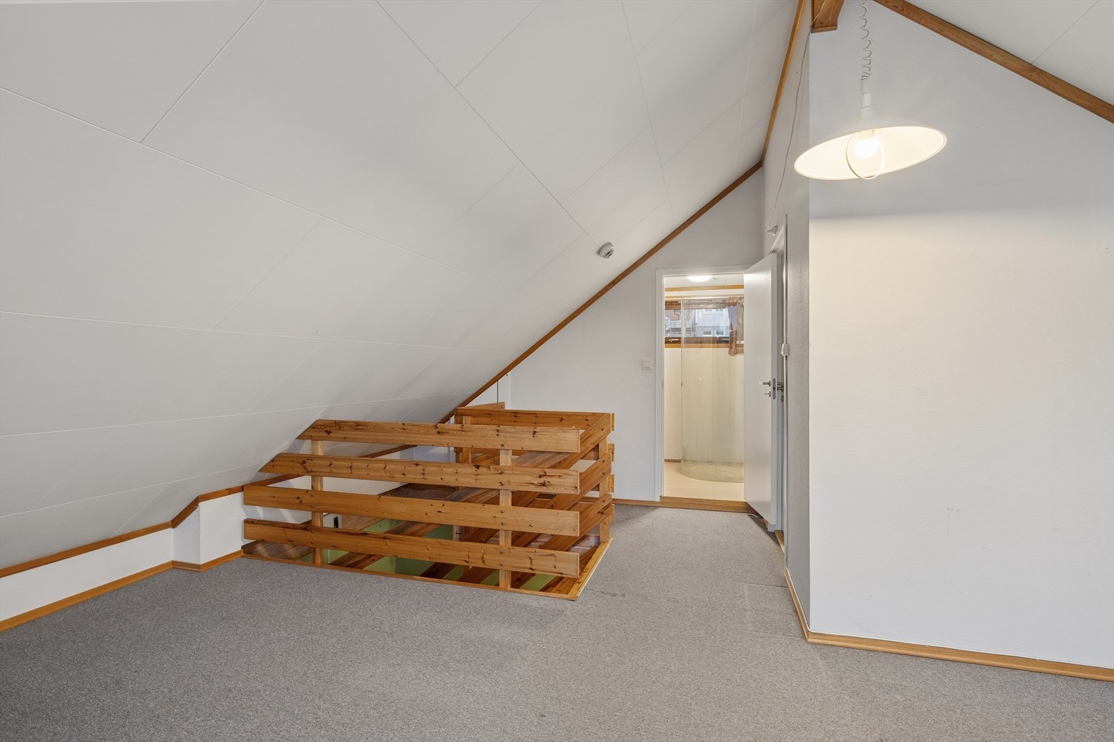 Loftet har et gulvareal på ca. 56 m². Målt takhøyde på høyeste punkt er ca. 3,0 m. Kneveggskott og teknisk bod er ikke medtatt i arealberegningen. Galleribilde