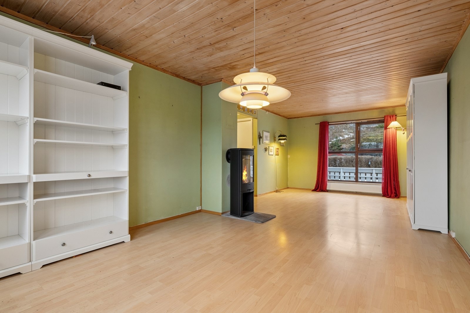 Stuen byr på gode kvaliteter som god plass til stort langbord hvor dere kan invitere venner og familie til hyggelige lag. Galleribilde