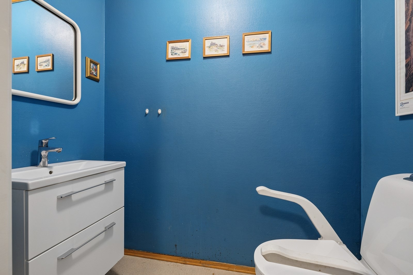 Praktisk i tilknytning til entreen er det et separat WC-rom, perfekt for gjester. Rommet har klosett, servant med skuffer og speil. Galleribilde