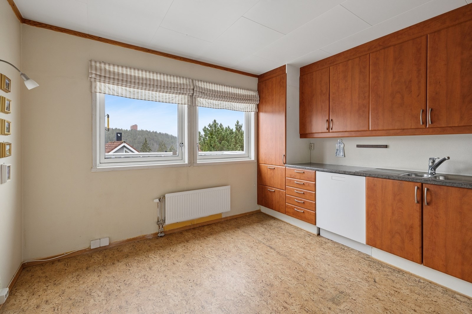 Det er god plass til spisebord på kjøkkenet. Til sammen gir rommet et godt inntrykk og innbyr til smakfull matlaging og hyggelige spisestunder. Galleribilde