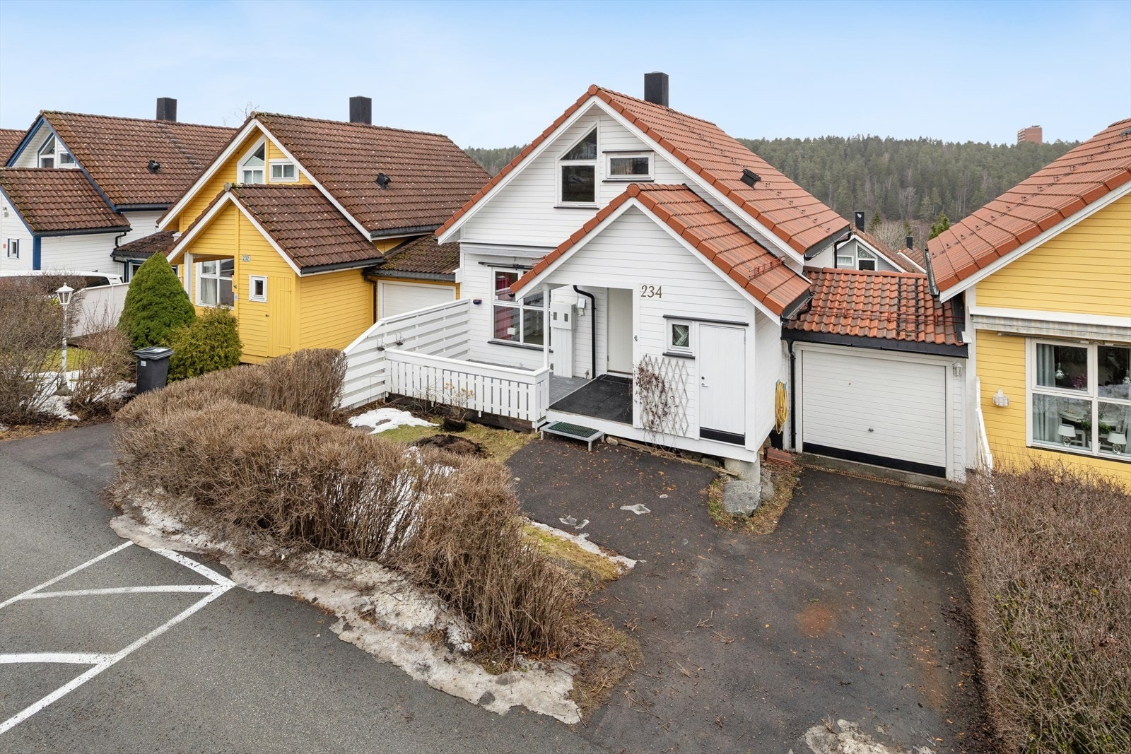 Eiendommen har egen garasje på ca. 18 m². I tillegg er det biloppstillingsplasser på tomten foran boligen. Vinterbilde. Galleribilde