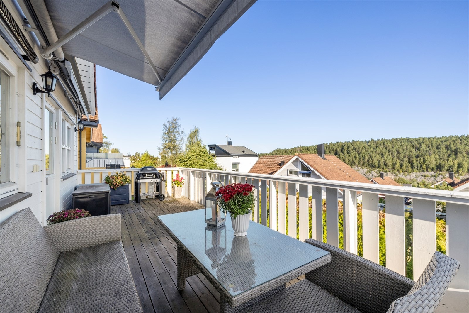 Her er det god plass til en grill og et spisebord; perfekt for dager man ønsker å ha middagen ute. Balkongen er orientert mot nord. Galleribilde