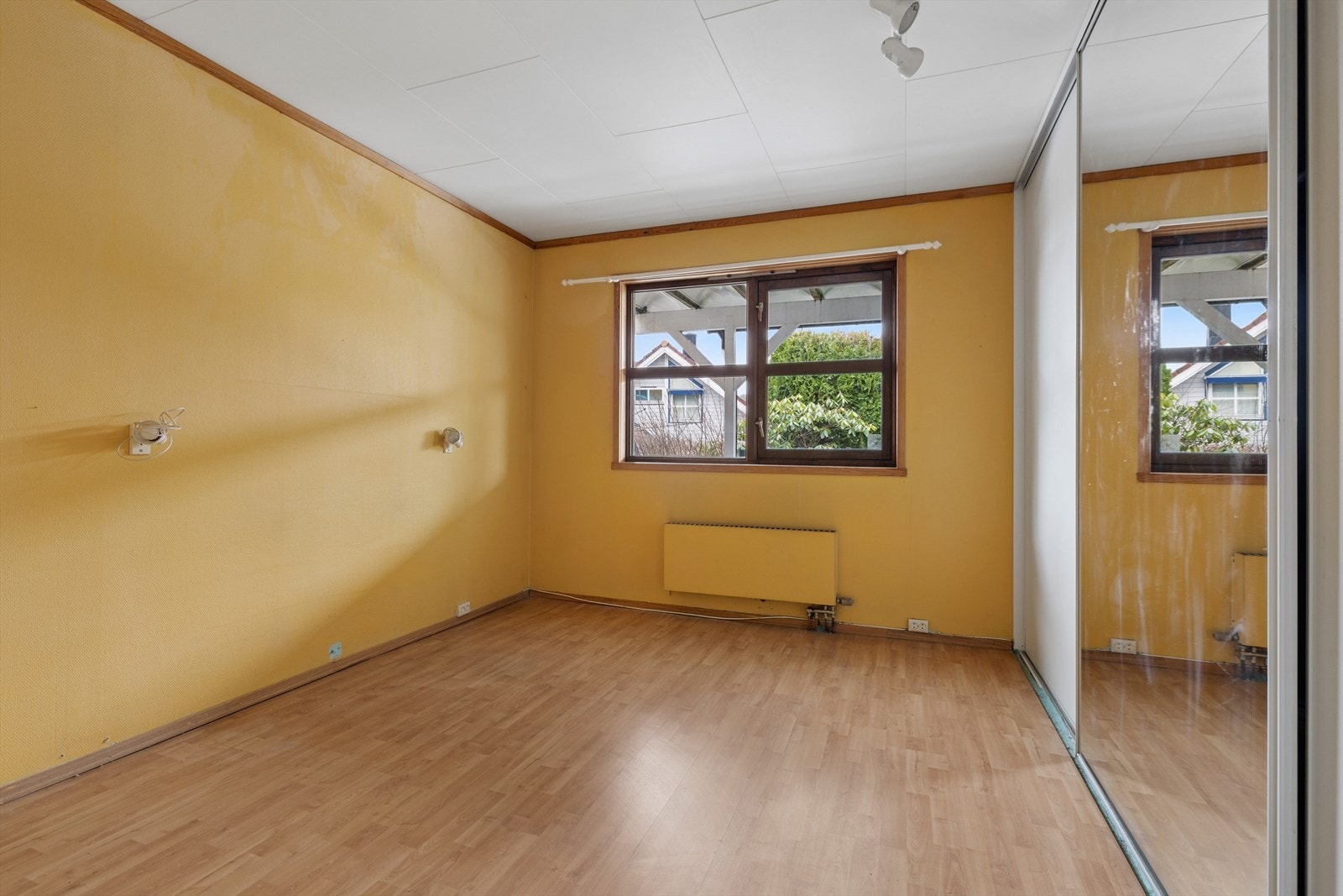 Soverom med rikelig oppbevaringsplass i stor skyvedørsgarderobe Galleribilde