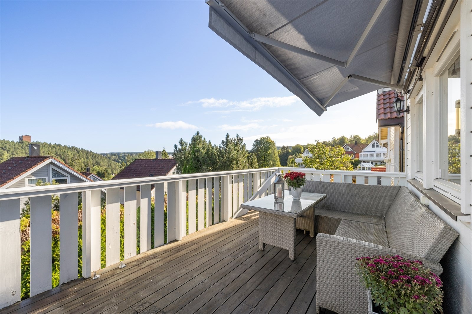 Fra stuen er det utgang til balkong med trapp på ca. 26 m². Markise montert. Galleribilde