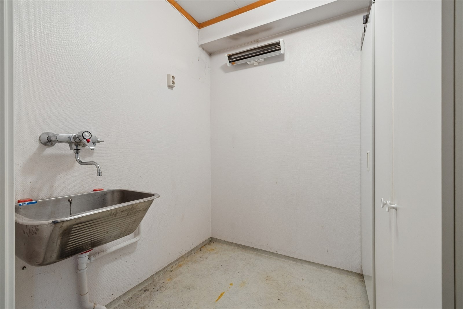 Vaskerom med utslagsvask, tørkeskap og plass for vaskemaskin. Galleribilde