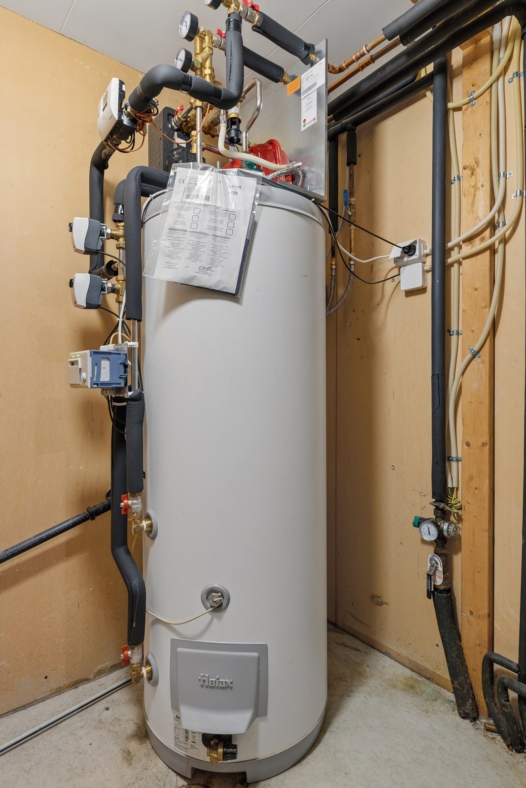 Bereder på 278 l og øvrige installasjoner tilknyttet fjernvarmenettet er plassert i bod i underetasjen. Berederen på og øvrige tilknyttede installasjoner ble oppgradert/skiftet ut i 2023/2024. Galleribilde