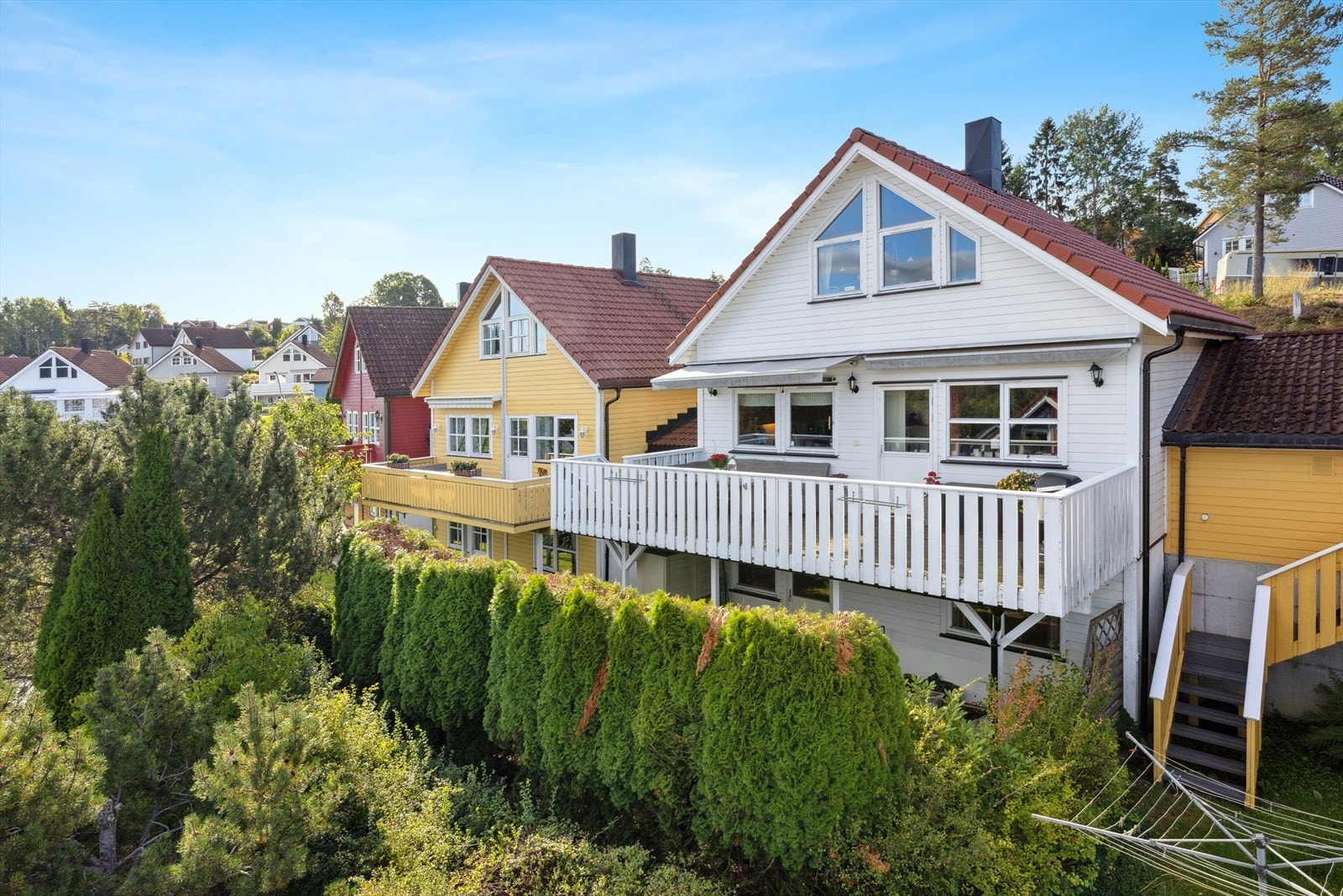 Boligen er beliggende i et nabolag på et høydedrag i solrike omgivelser, som del av et trygt, rolig og meget veletablert nærmiljø. Galleribilde