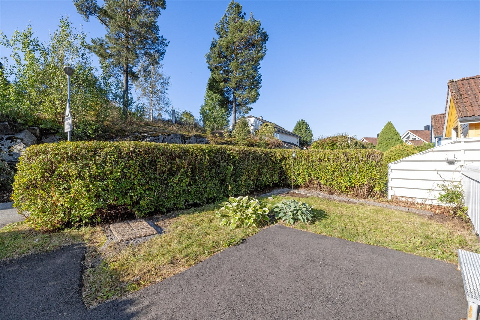 Det ble lagt ny asfalt på gårdsplassen i 2024. Galleribilde