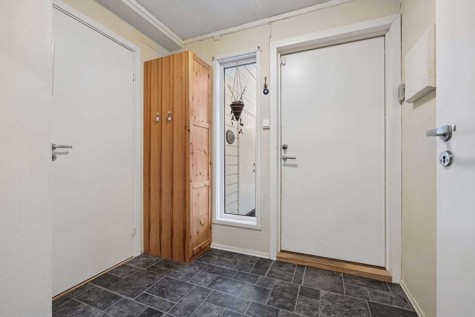 Lys og romslig gang. Det er plass til å henge og sette fra seg sko- og yttertøy i et garderobeskap. Galleribilde