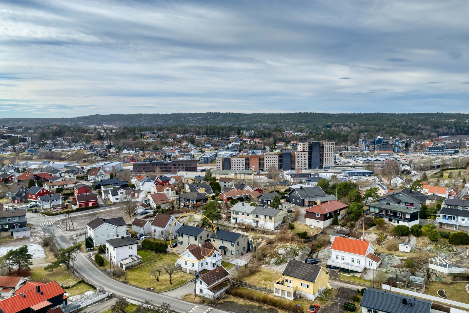 Boligen ligger i Liaveien på Trosvik, et etablert og familievennlig boligområde med kort vei til Fredrikstad sentrum. Galleribilde