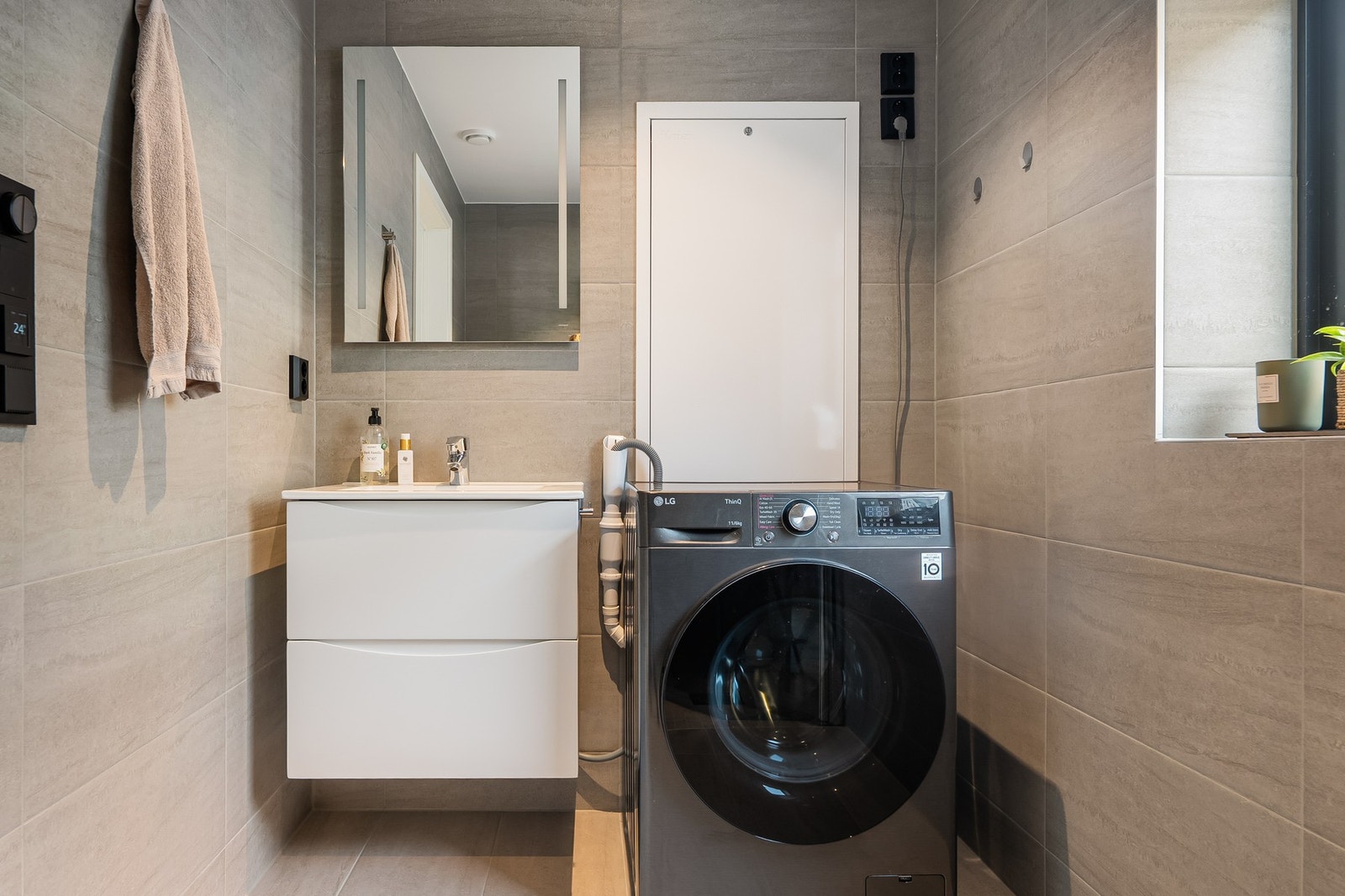 Badet har keramiske fliser og varme i gulvet. Galleribilde