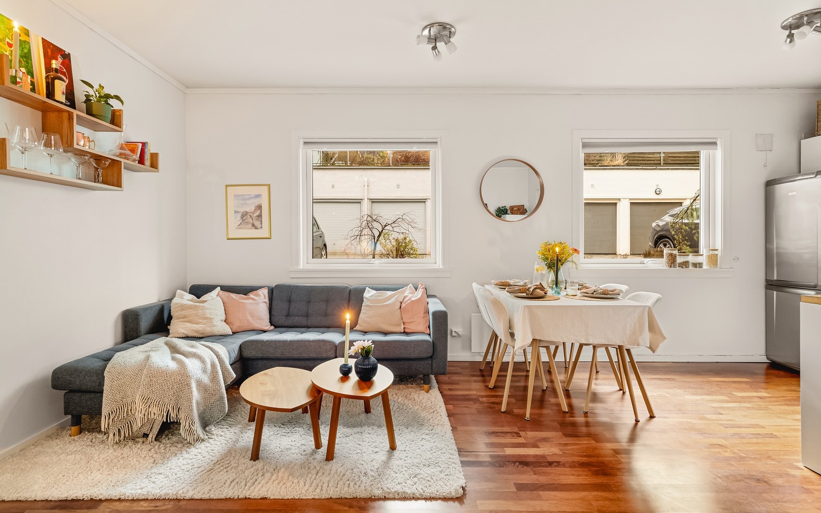 - Det er plass til sofahjørne, spisestue og tv-seksjon - Galleribilde