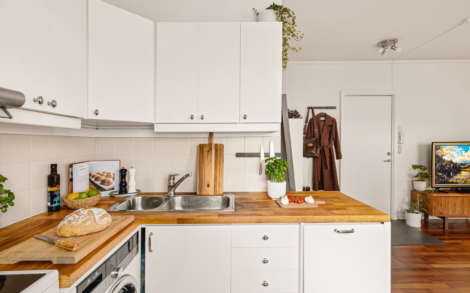 - Det er opplegg for frittstående hvitevarer. Kjøkkenet er utstyrt med mekanisk avtrekk - Galleribilde