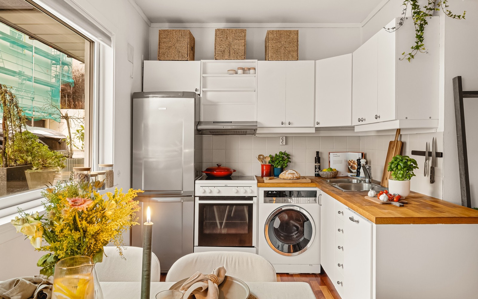 - Stue-/kjøkken løsning måler ca. 24 kvm - Galleribilde