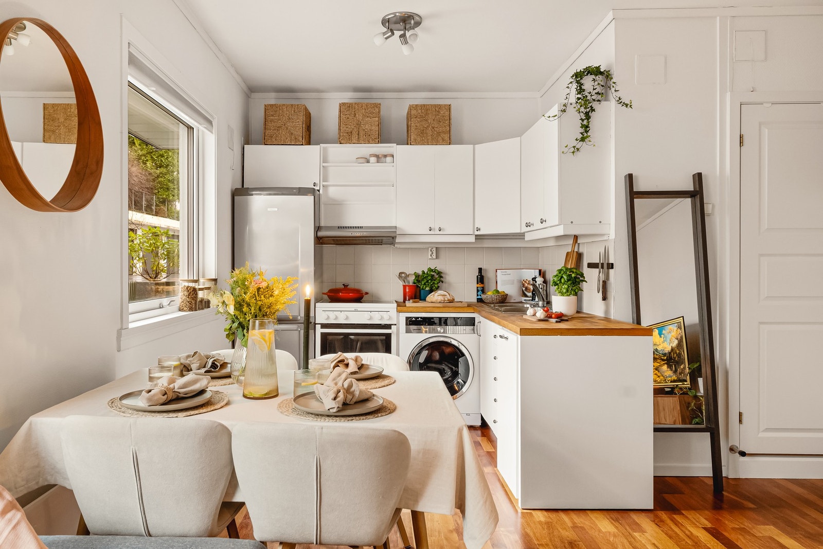 - Lys og åpen leilighet med praktisk planløsning og kort vei til "alt" man trenger i hverdagen - Galleribilde