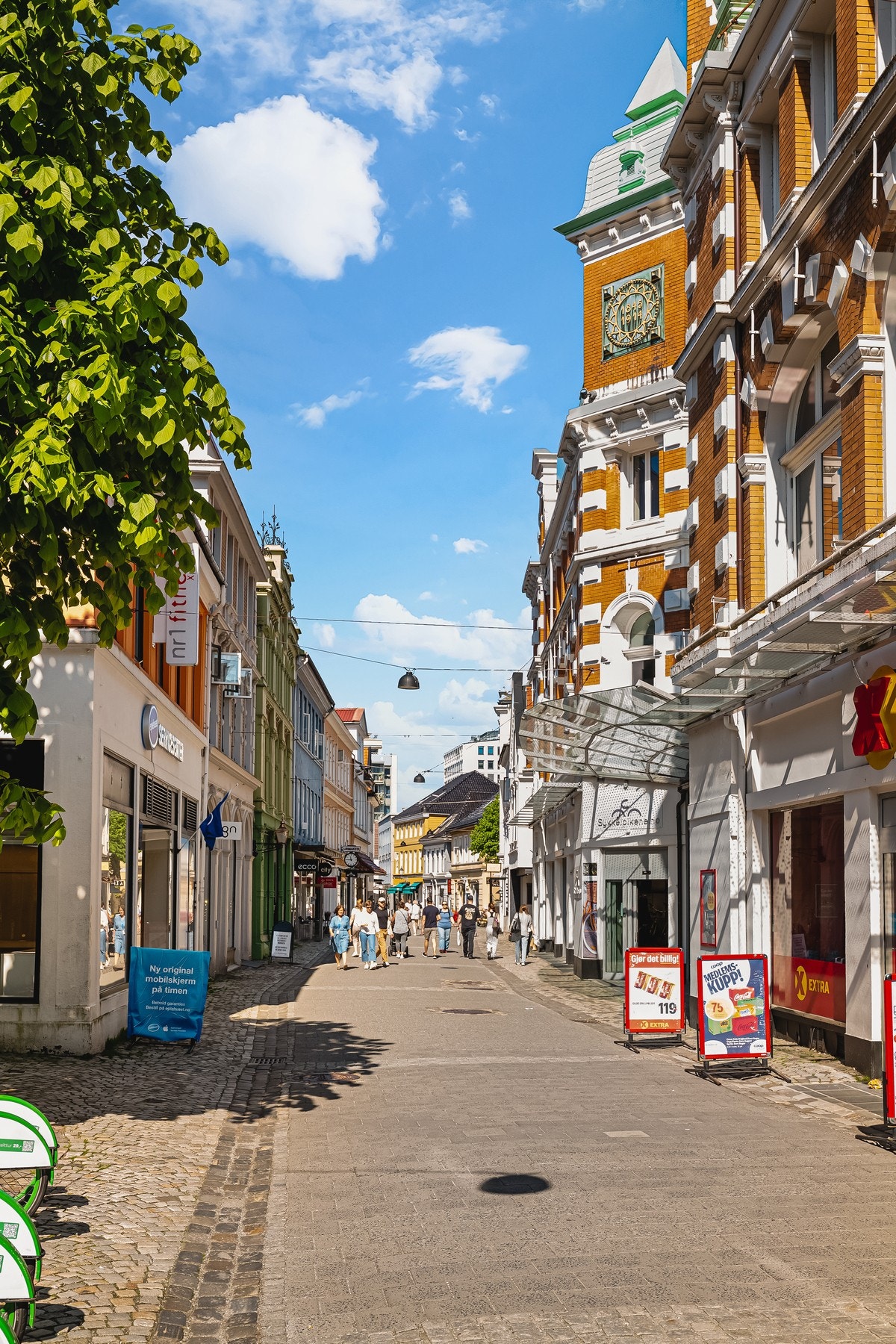 - Fra leiligheten kan man gå inn til bykjernen via koselig gågate i Strandgaten - Galleribilde