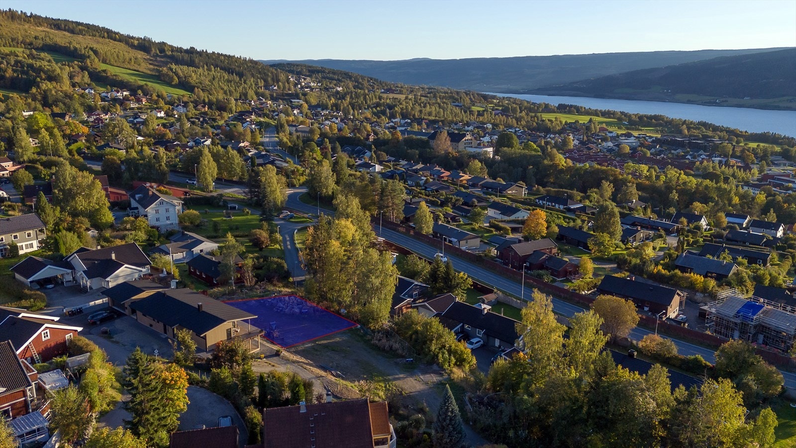 Den sørvestvendte tomten er på romslige 805 kvm. Galleribilde