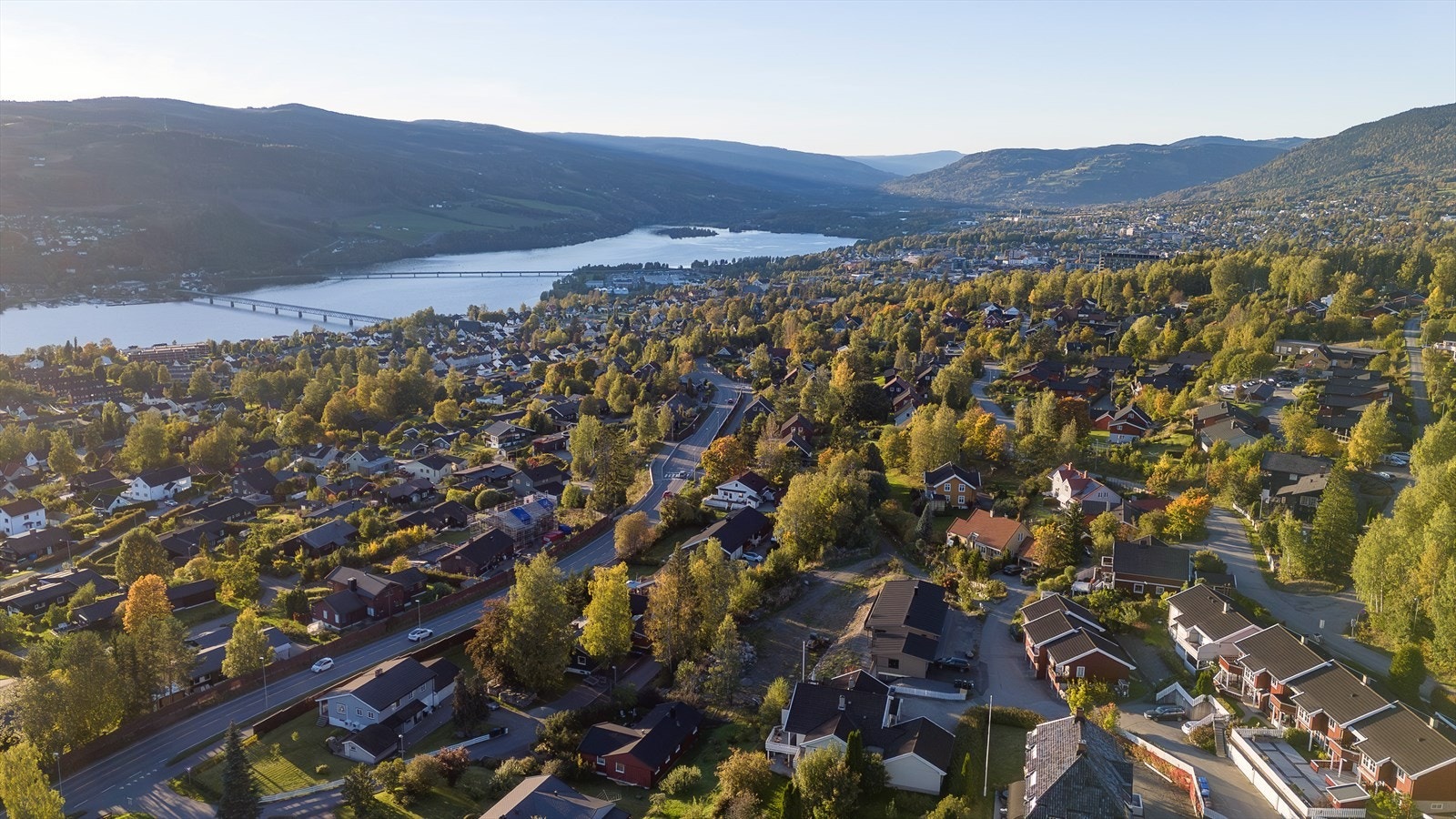 Tomten ligger i et etablert og attraktivt område sentralt på Lillehammer. Galleribilde