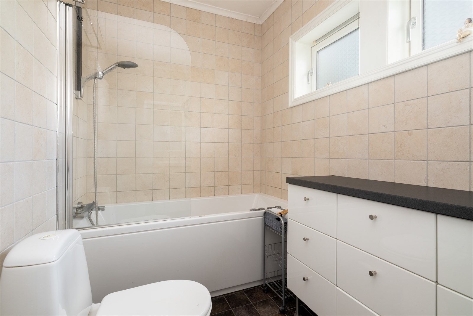 Badet ved soverom er flislagt, med varmekabler i gulv. Galleribilde