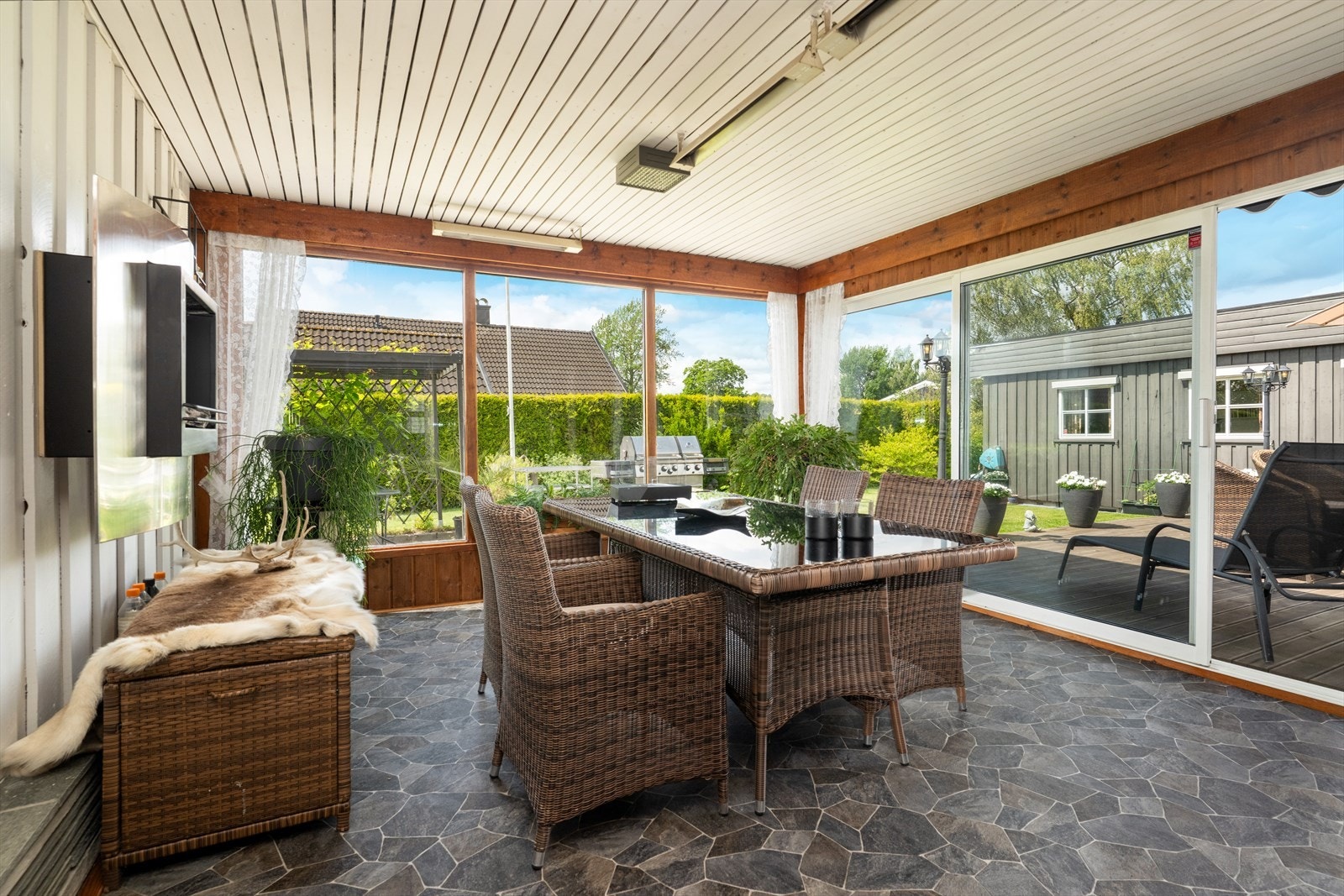 Fra hagestue er det utgang til en lun og deilig terrasse med gode solforhold. Galleribilde