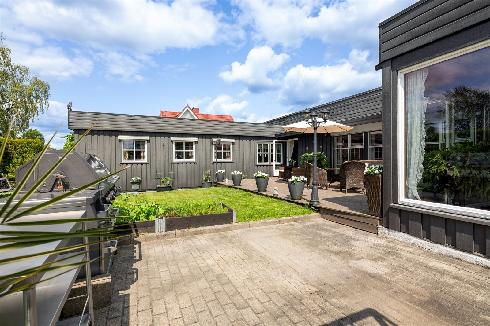 Fra hagestue og kjøkken er det utgang til en lun og deilig terrasse med god plass til utemøblement og grill. Galleribilde