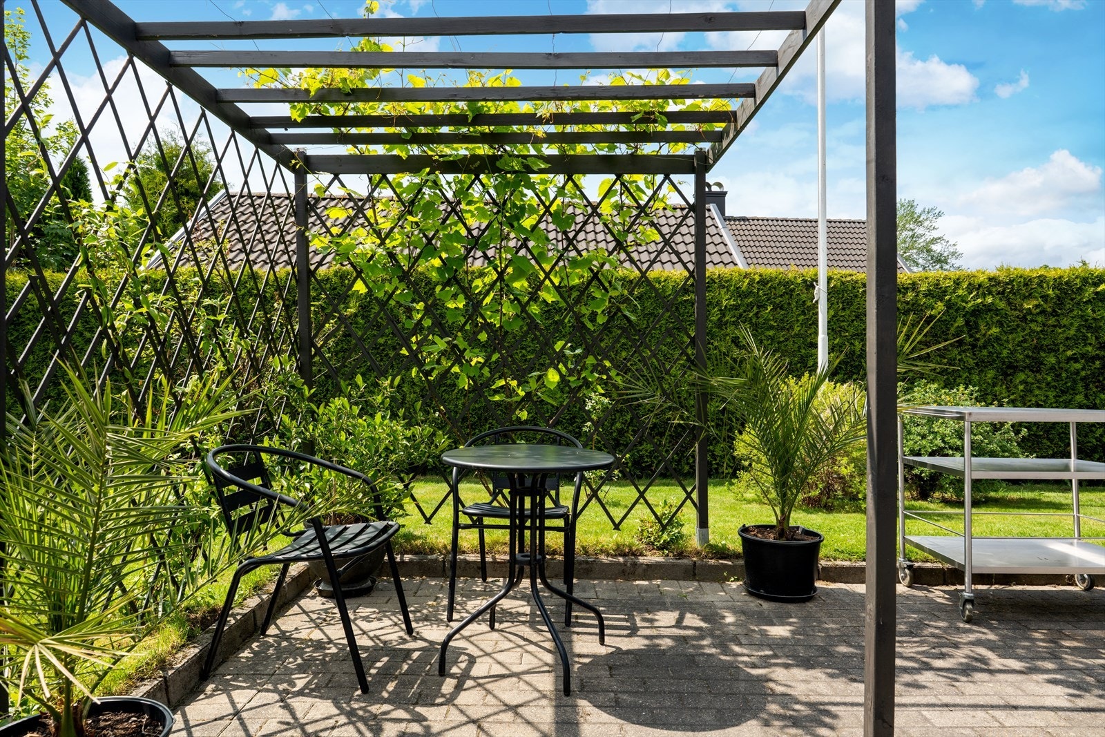 Tomten er meget pent opparbeidet med plen, støttemur, bed og variert beplantning, pent innrammet med flott hekk. Galleribilde