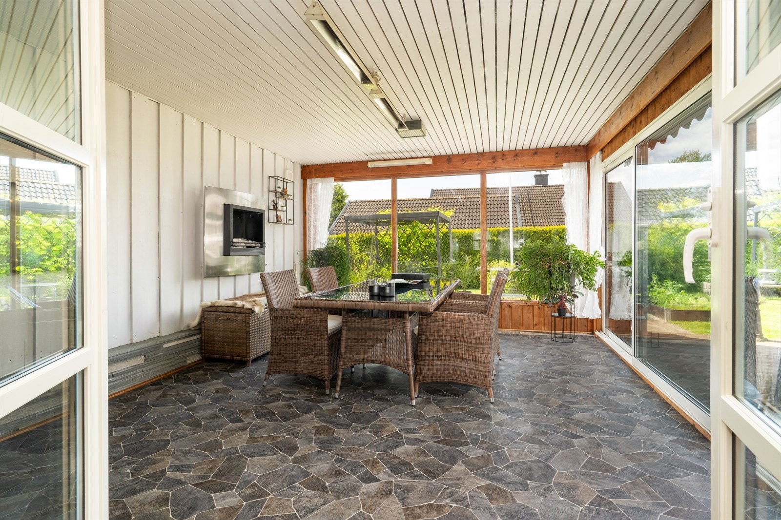 Fra spisestuen er det utgang til en flott hagestue som kan benyttes som et ekstra rom store deler av året. Galleribilde