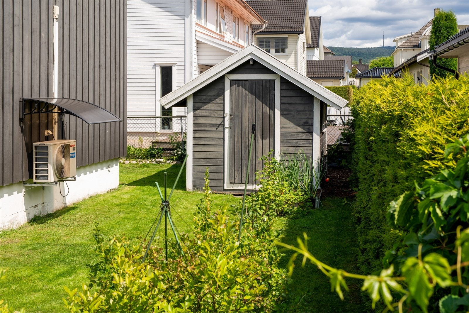 I tillegg er det oppført redskapsbod på eiendommen med plass for hageredskaper. Galleribilde